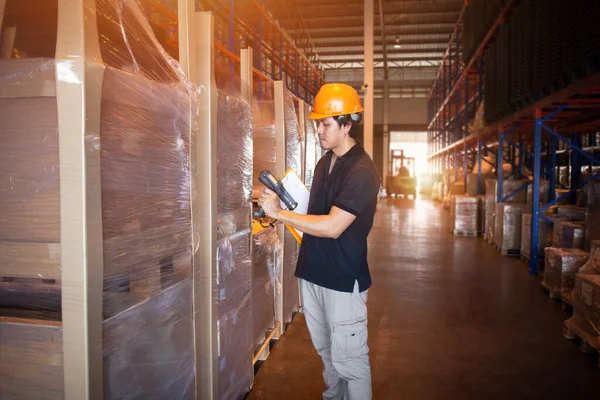 Arbeiter Halten Strichcode Sacanner Der Kontrollbestand Der Paketkästen Storage Suppliers — Stockfoto