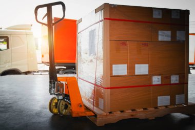 Paket Kutuları Paletlere Paketlenmiş Plastik. El Palet Kamyonu. Forklift Yükleyici. Dağıtım Malzemeleri Deposu. Nakliye Malzemeleri Zinciri. Sevkiyat. Depo Lojistik Kargo Taşıma
