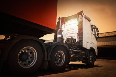 Park yerindeki yarı karavan kamyonları. Traktör Truck Wheels lastikleri. Kamyonculuk. Nakliye Lorry Diesel Trucks. Nakliye Aracı Lojistik Taşımacılığı
