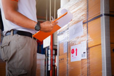 İşçilerin Elindeki Pano Paket Kutularını Kontrol Ediyor. Müşterilere teslimat. Depo deposu. Envanter Yönetim Malzemeleri. Tedarik zinciri. Nakliye Malzemeleri Depo Lojistiği