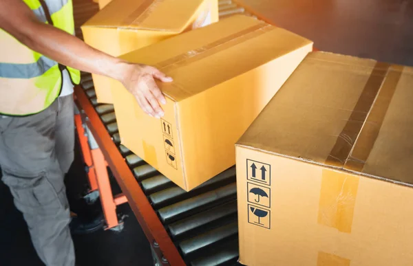 コンベアベルト上のパッケージボックスをソートする作業者 カートン 段ボール箱 お客様への配送 倉庫だ 流通倉庫 輸送用品貨物出荷 倉庫物流 — ストック写真