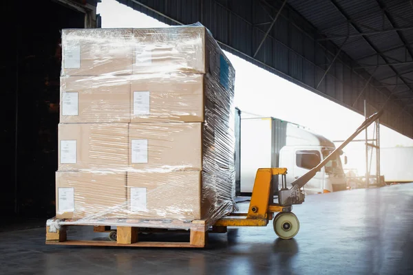 包装箱把装在托盘上的塑料包装盒装入集装箱 卡车装载码头仓库 航运供应链装运 货运卡车物流货物运输 — 图库照片