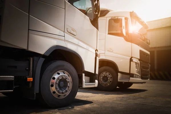 Semi Vrachtwagens Parkeerplaats Voorste Vrachtwagen Wielbanden Vrachtvervoer Vrachtwagens Vrachtwagen Diesel — Stockfoto