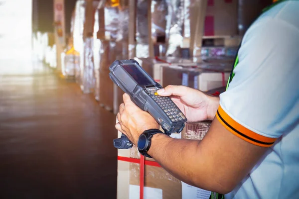 Werknemers Met Een Barcodescanner Controlelijst Van Pakketdozen Levering Aan Klanten — Stockfoto