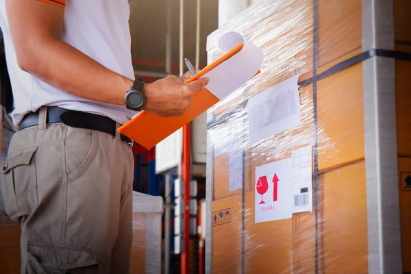 Workers Holding Clipboard Überprüft Den Vorrat Paketkästen Lieferung Kunden Lagerhaus — Stockfoto