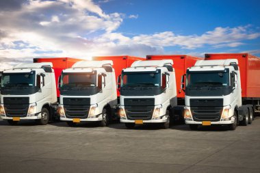 Park yerindeki yarı karavan kamyonları. Traktör kamyonu. Kamyonculuk. Nakliye Lorry Diesel Trucks. Nakliye Aracı Lojistik Taşımacılığı