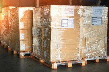 Ambalaj Kutuları Depo 'daki Paletlere Paketlenmiş Plastik. Depo Dağıtım Deposu. Tedarik zinciri. Kargo Malzemeleri Depo Lojistiği.