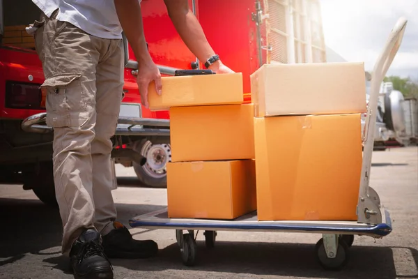Teslimatçı Cart Üstündeki Paket Kutusunu Kaldırıyor Şçi Kuryesi Teslimat Kamyonları — Stok fotoğraf