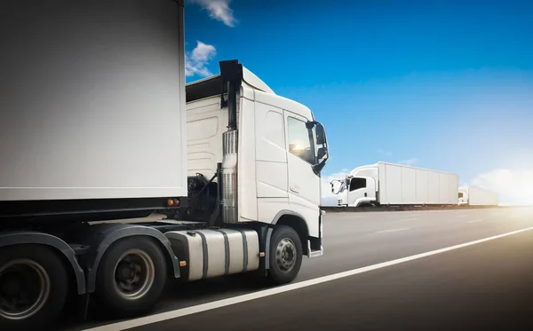 Semi Trailertruck Rijden Highway Road Vrachtwagens Voor Scheepvaart Commercieel Truck — Stockfoto