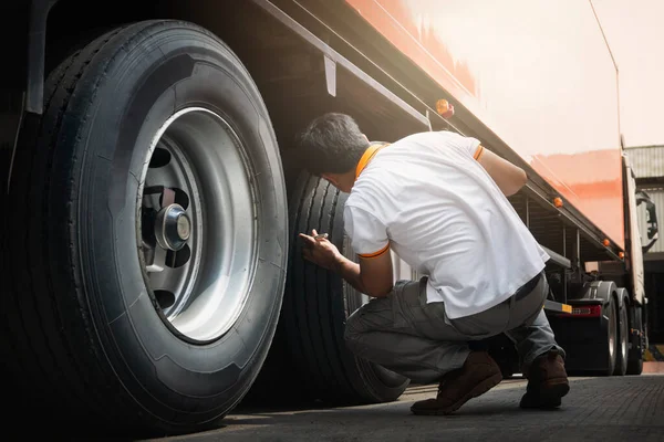 Conductores Camiones Comprobando Seguridad Los Neumáticos Las Ruedas Del Camión — Foto de Stock