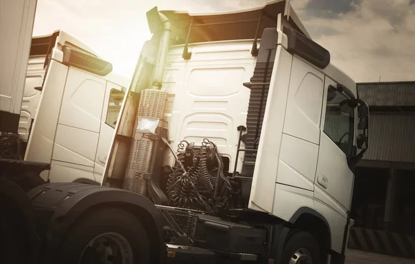 Semi Vrachtwagens Parkeerplaats Bij Het Pakhuis Tractor Truck Vrachtwagen Vrachtwagenlogistiek — Stockfoto