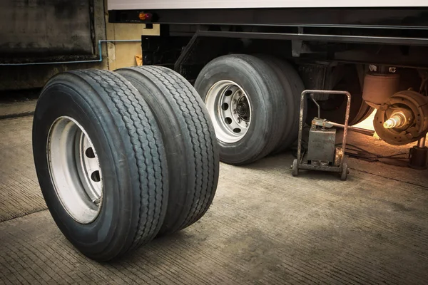 Náklaďák Náhradní Kola Pneumatiky Čekají Změnu Big Truck Wheels Pneumatiky — Stock fotografie