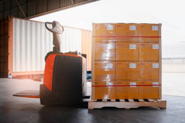 Elektronik Forklift Paleti Paletleri Paket Kutuları Paletlere Yığılmış. Forklift Yükleyici. Depo deposu. Tedarik zinciri. Depo Nakliye Malzemeleri Dağıtımı. Depo Lojistiği.