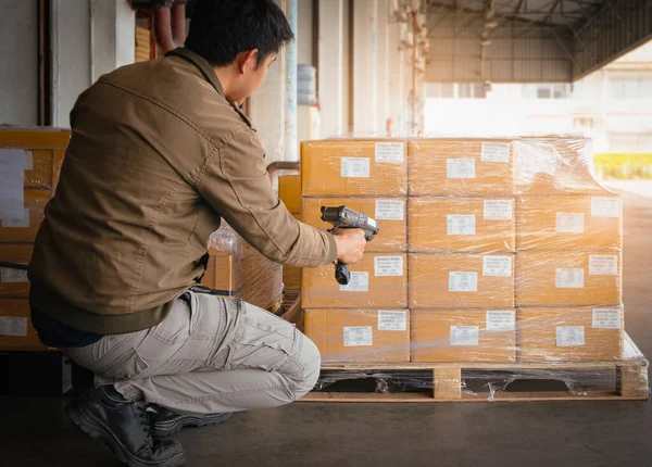 Arbeiter Scannen Strichcode Scanner Auf Verpackungsetiketten Storage Shipping Storehouse Versandkisten — Stockfoto