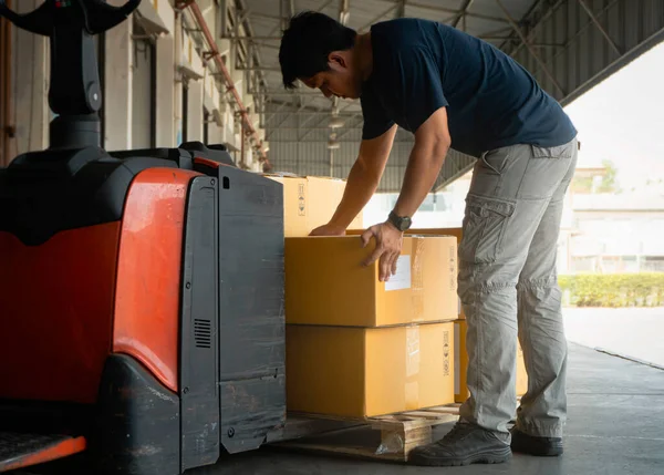 労働者パレット上のパッケージボックスを持ち上げる 倉庫流通 サプライチェーン 荷物の輸送 倉庫物流 — ストック写真