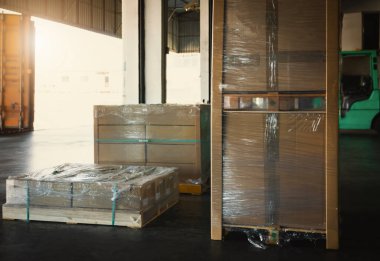 Ambalaj Kutuları Depo 'daki Paletlere Paketlenmiş Plastik. Tedarik zinciri. Depo Dağıtım Deposu. Kargo Nakliyat Deposu Lojistik Malzemeleri.