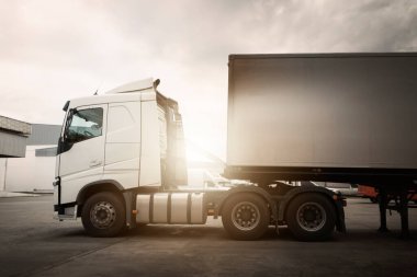Deponun otoparkındaki yarı karavan kamyonları. Konteynır traktör kamyonu. Kamyonculuk. Nakliye Lorry Diesel Trucks. Nakliye Aracı Lojistik Taşımacılığı
