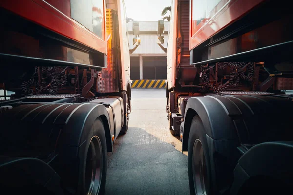 Semi Trailer Trucks Parking Lot Warehouse 수감자들은 트럭을 트럭이요 운반선 — 스톡 사진