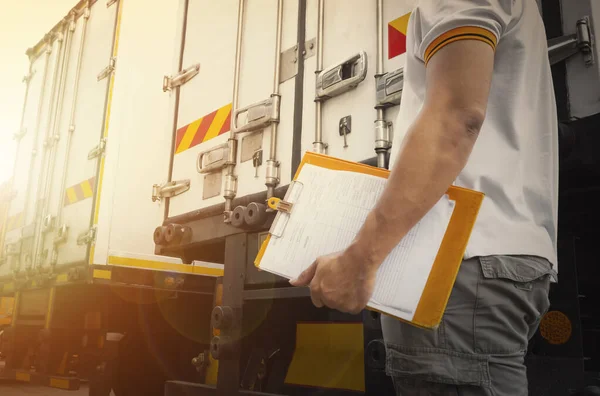Řidiči Kamionů Drží Schránku Checking Container Door Bezpečnost Nákladní Dopravy — Stock fotografie