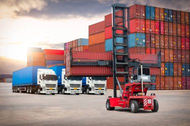 Konteyner Crane Traktörü konteynır kutusunu karavan kamyonlarıyla dolduruyor. Lojistik Taşımacılık Endüstrisi 'nin idaresi. Kargo konteynırı gemileri, nakliye kamyonları ithalat-ihracat. Dağıtım Deposu Nakliyat