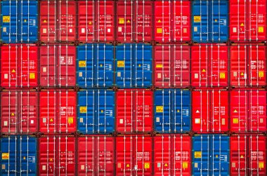Yığınlanmış konteynırlar nakliyesi sırası. Lojistik Ulaşım Endüstrisi 'nin idaresi. Kargo konteynırı gemileri, nakliye kamyonları ithalat-ihracat. Dağıtım Deposu. Nakliye Lojistik Taşımacılığı