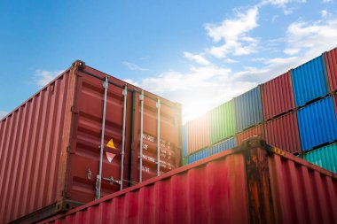 Konteynırlar, kargo nakliyesi. Lojistik Ulaşım Endüstrisi 'nin idaresi. Kargo konteynırı gemileri, nakliye kamyonları ithalat-ihracat. Dağıtım Deposu. Nakliye Lojistik Taşımacılığı