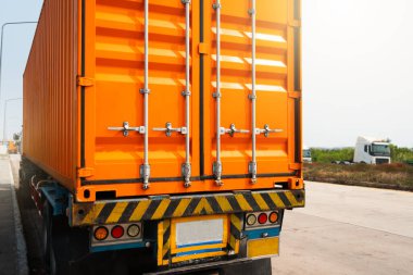 Nakliye konteynırı, Güvenlik Çelik Kapısı. Yarı Karavan Kamyonları, Ticari Kamyon, Teslimat Ekspresi Transit. Kamyon Traktörü. Yük Kamyonları Lojistik Kargo TaşımacılığıName