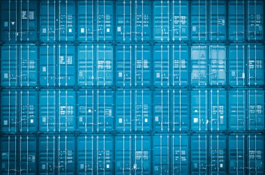 Yığınlanmış konteynırlardan oluşan bir duvar. Lojistik Ulaşım Endüstrisi 'nin idaresi. Kargo konteynırı gemileri, nakliye kamyonları ithalat-ihracat. Dağıtım Deposu. Nakliye Lojistik Taşımacılığı.