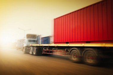 Semi Trailer Truck 'ın Günbatımı ile Yolda Sürüşü. Ticari Kamyon, Ekspres Teslimat Transit. Nakliye konteynırı nakliye aracı. Yük Kamyonları Lojistik Kargo TaşımacılığıName.