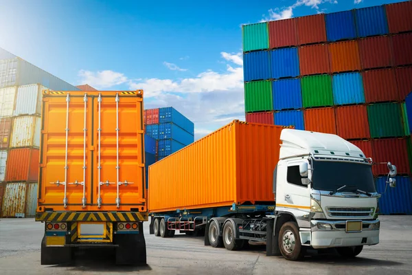 Rimorchio Semirimorchi Parcheggiati Con Fila Container Impilati Cargo Shipping Movimentazione — Foto Stock