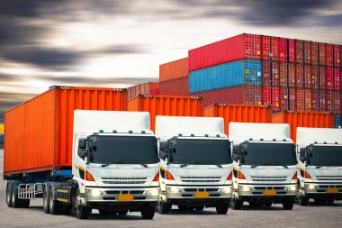 Otoparkta konteynır taşıyan yarı karavan kamyonları. Lojistik Taşımacılık Endüstrisi 'nin idaresi. Kargo konteynırı gemileri, nakliye kamyonları ithalat-ihracat. Dağıtım Deposu.
