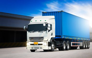 Deponun otoparkındaki yarı karavan kamyonları. Rıhtım Deposu yükleniyor. Kargo konteynırı. Teslimat Ekspresi, Dağıtım Nakliye Kamyonları Kargo Taşıma, Depo Lojistiği.