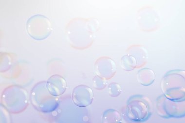 Güzel şeffaf renkli sabun köpükleri. Sabun köpüklü su..