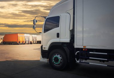 Dağıtım deposundaki otoparkta yük kamyonu var. Ticari Kamyon Nakliye Lorry. Nakliye kamyonları. Nakliye Aracı Lojistik Kargo Taşımacılığı