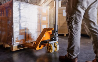 İşçiler, Depo 'daki paketlerin üzerine paket kutularını boşaltıyorlar. Forklift Palet Yükleyici. Malların müşterilere teslimatı. Tedarik Zinciri Nakliye Malzemeleri. Dağıtım Malzemeleri Depo Lojistiği