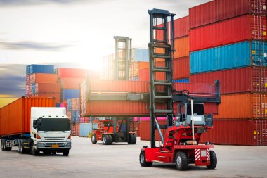 Konteyner Crane Traktörü konteynır kutusunu karavan kamyonlarıyla dolduruyor. Lojistik Taşımacılık Endüstrisi 'nin idaresi. Kargo konteynırı gemileri, nakliye kamyonları ithalat-ihracat. Dağıtım Deposu Nakliyat