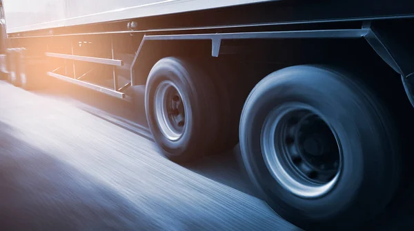 Snelheid Motion Van Semi Trailer Truck Rijden Weg Draaiende Wielen — Stockfoto