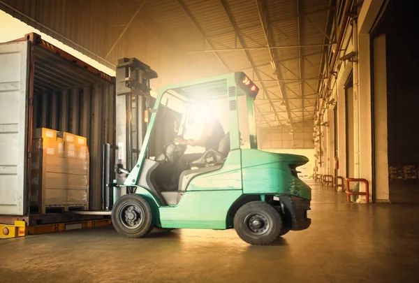 フォークリフトトラクターコンテナトラックにパッケージボックスをロードします フォークリフトパレットトラック ローダー 配送貨物お客様への発送 倉庫出荷用品倉庫 貨物トラック輸送物流 — ストック写真