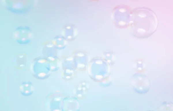 Krásné Průhledné Mýdlové Bubliny Abstraktní Pozadí Rozostřený Bílý Prostor Slavnostní — Stock fotografie