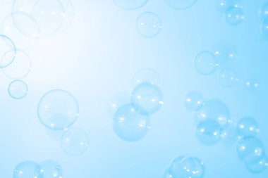 Güzel Odaklanmış Şeffaf Mavi Sabun Baloncukları. Soyut arkaplan. Beyaz Boşluk. Kutlama Şenliği Arkaplanı. Tazelik sabunu köpüklü su.