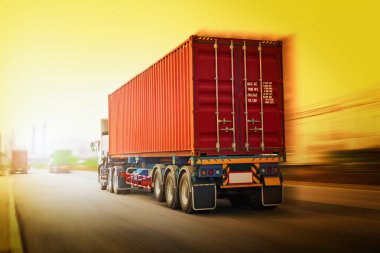 Otoyolda giden Semi Trailer Trucks 'ın Hız Hareketi. Nakliye konteynırı kamyonları. Ticari Kamyon Taşımacılığı, Teslimat Ekspresi. Dizel Lorry Traktörü. Yük Kamyonları Lojistik, Kargo Taşımacılığı.
