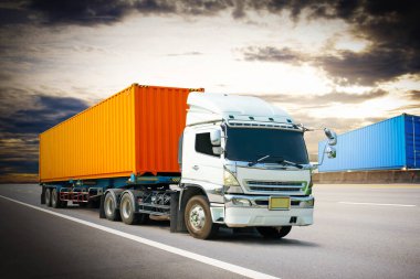 Yarı Karavan Kamyonları Sunset 'le Otoyol' da Araba Kullanıyor. Nakliye konteynırı kamyonları. Ticari Kamyon Taşımacılığı, Teslimat Ekspresi. Dizel Lorry Traktörü. Yük Kamyonları Lojistik, Kargo Taşımacılığı.