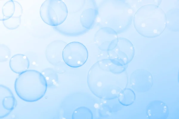 美しい透明Aブルーソープ泡 概要背景 お祝いの祭りの背景 鮮度のよい石鹸が泡立つ水 — ストック写真