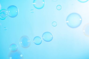 Güzel şeffaf mavi sabun köpükleri havada süzülüyor. Soyut arkaplan. Kutlama Şenliği Arkaplanı. Tazelik sabunu köpüklü su.