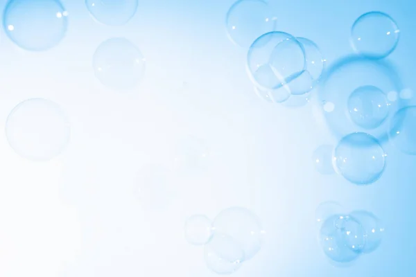 美丽透明的蓝色肥皂泡沫摘要背景 白色空白空间 庆祝节日背景 新鲜肥皂 苏打水 — 图库照片