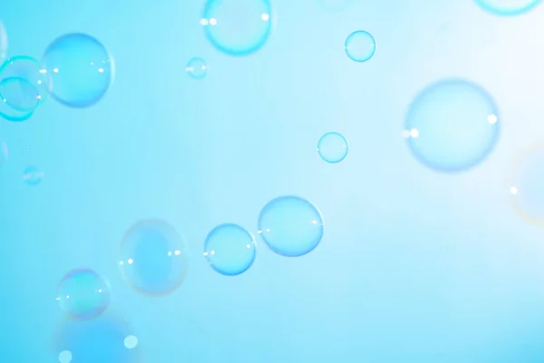 Krásné Průhledné Modré Mýdlo Bubliny Vznášející Vzduchu Abstraktní Pozadí Slavnostní — Stock fotografie