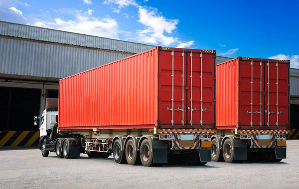 Camiones Semirremolque Estacionamiento Camiones Cargando Dock Warehouse Camiones Entrega Contenedores — Foto de Stock