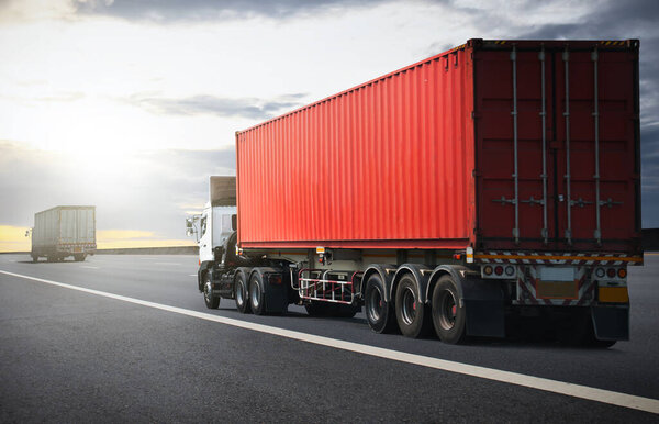 Движение полуприцепа по автомагистрали. Коммерческий грузовик, экспресс-доставка, грузовой контейнер. Грузовые перевозки логистика, Грузовой транспорт.
