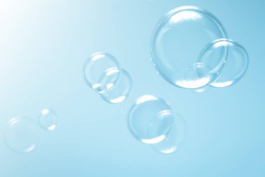 Havada yüzen güzel şeffaf sabun köpükleri. Soyut arkaplan. Tazelik sabunu köpüklü su..