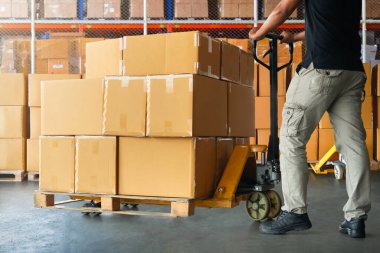 İşçiler, Depo 'daki paketlerin üzerine paket kutularını boşaltıyorlar. Kutular, paket kutuları. Forklift Yükleyici. Paketleri müşterilere teslim et. Tedarik Zinciri Nakliye Malzemeleri. Dağıtım Depo Lojistik Malzemeleri.